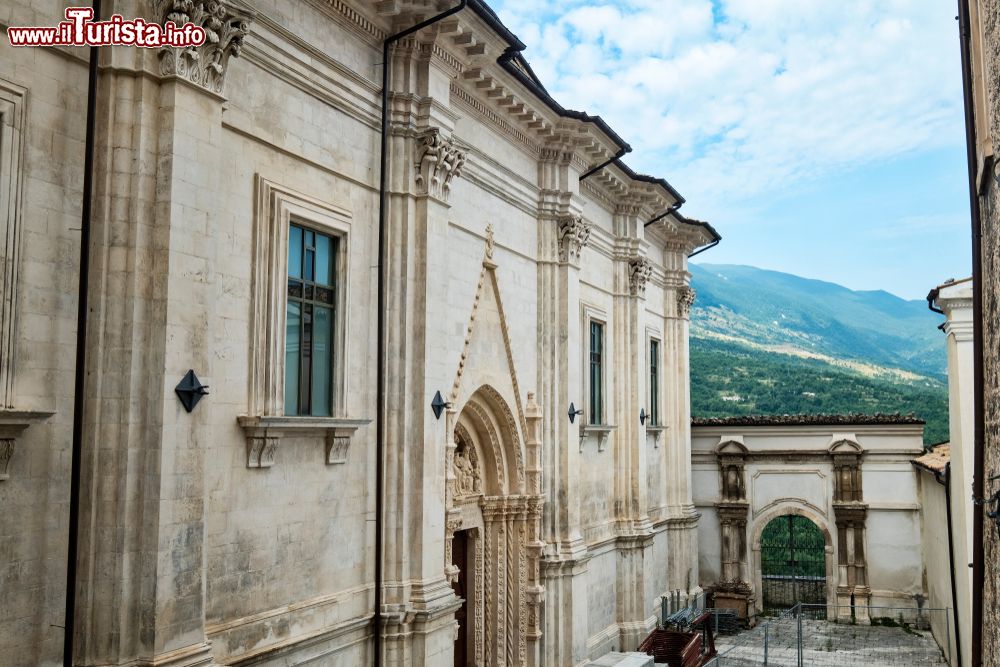 Immagine Uno scorcio della storica chiesa di Santa Maria Maggiore a Caramanico Terme, Abruzzo. Il portale è uno degli elementi architettonici più interessanti dell'edificio religioso.