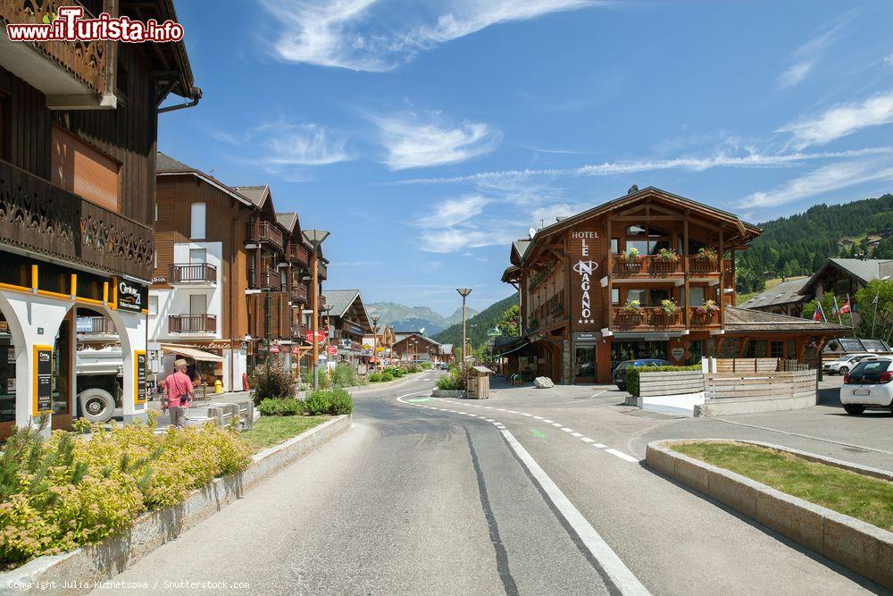 Immagine Uno scorcio della strada delle Grandi Alpi a Les Gets, Francia - © Julia Kuznetsova / Shutterstock.com