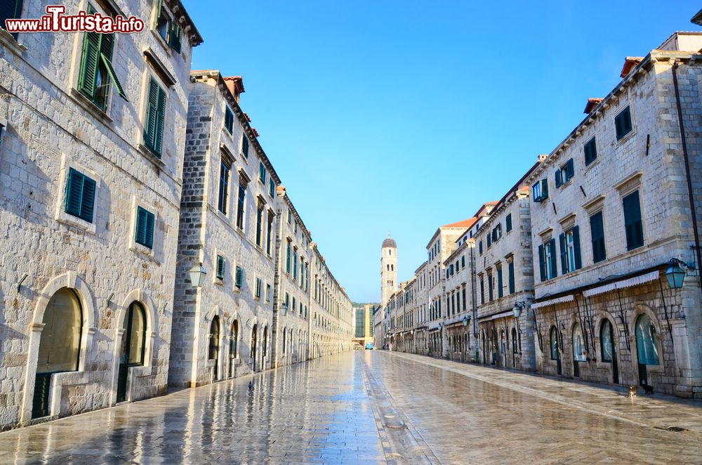 Immagine Uno scorcio della Strada di Dubrovnik (Croazia): siamo nella principale via dello shopping della città croata. 