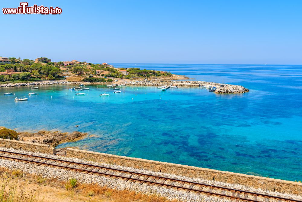 Immagine Uno scorcio della strada ferrata lungo la baia nel villaggio di Algajola, Corsica. Questa località marittima della costa settentrionale della Corsica fa parte dell'arrondissement di Calvi. Il centro abitato conta poco più di 300 residenti.