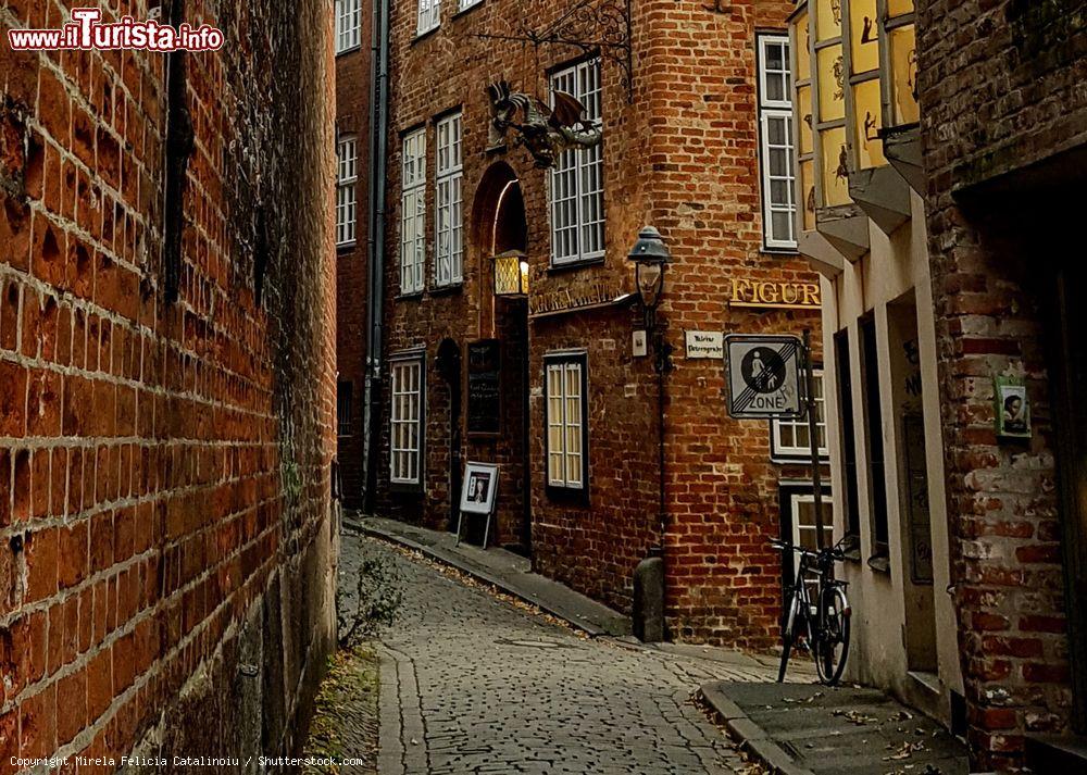 Immagine Uno scorcio della strada più antica della città di Lubecca (Germania) - © Mirela Felicia Catalinoiu / Shutterstock.com