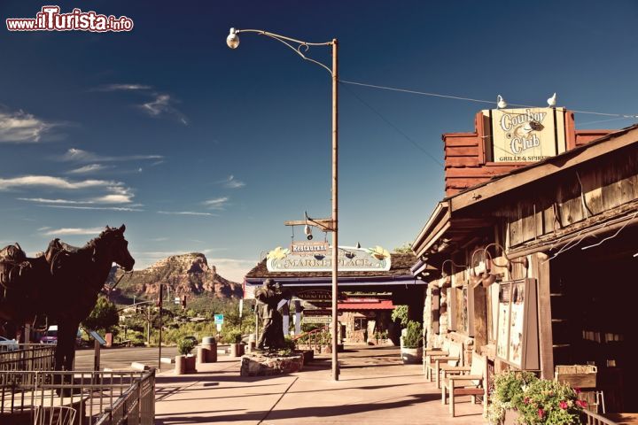 Immagine Uno scorcio della strada principale di Sedona, Arizona. La città venne fondata nel 1902 da Theodore Carlton Schnebly - © Andrey Bayda / Shutterstock.com