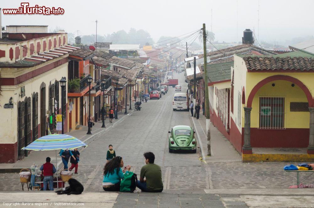 Immagine Uno scorcio della strada principale di Xico, cittadina nei pressi di Veracruz, Messico, in una giornata di pioggia - © Aurora Angeles / Shutterstock.com