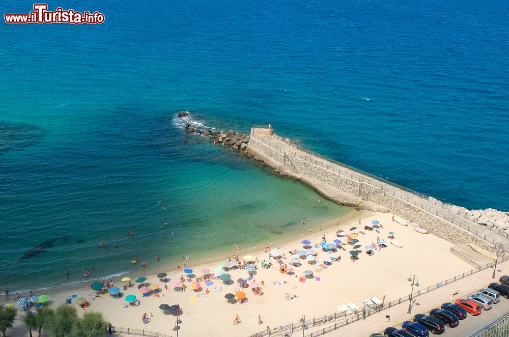 Immagine Uno scorcio della suggestiva spiaggia di Pizzo Calabro, Calabria. Sulla costa nord est del borgo in provincia di Vibo Valentia si estendono quasi 9 chilometri di spiagge sabbiose.