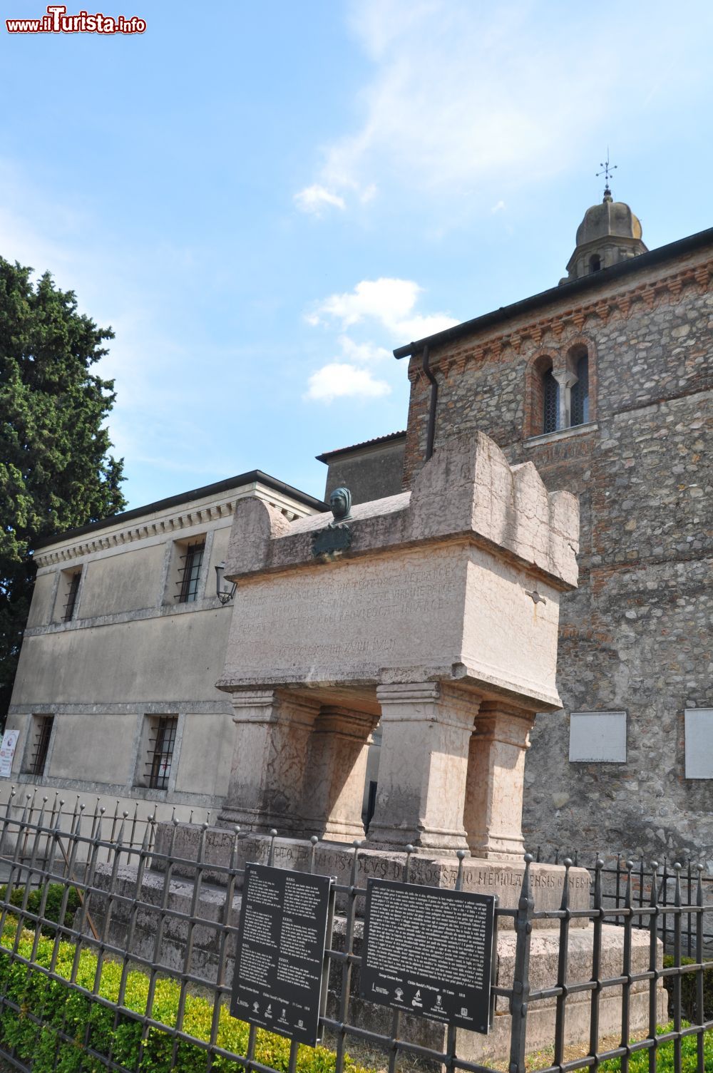 Immagine Uno scorcio della tomba di Francesco Petrarca sui colli Euganei