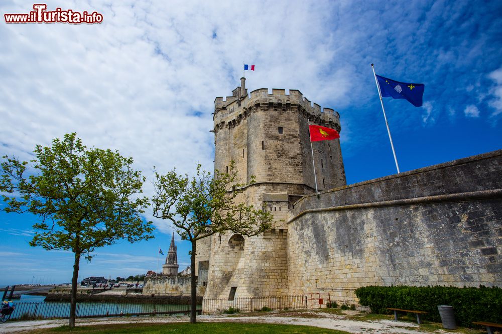 Immagine Uno scorcio della Torre della Catena in una giornata di sole a La Rochelle, Francia.