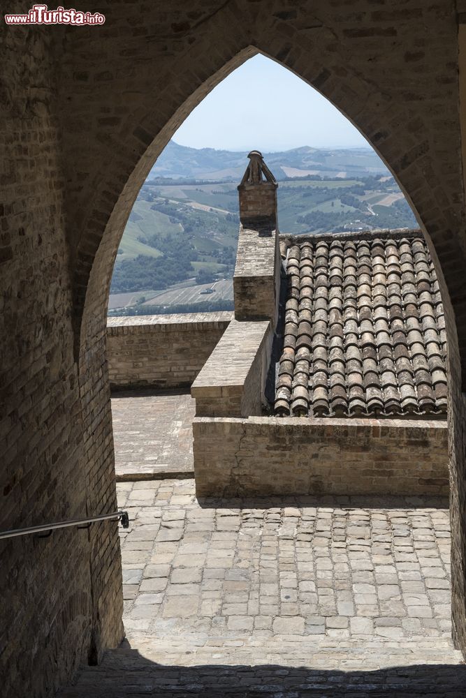 Immagine Uno scorcio della vallata attorno a Moresco, provincia di Fermo, da un arco del centro storico.