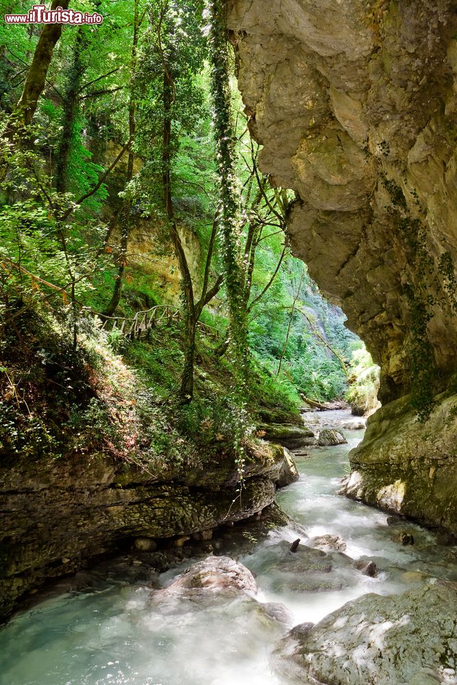 Immagine Uno scorcio della valle dell'Orfento nei pressi del villaggio di Caramanico Terme, Abruzzo, Italia. Il fiume Orfento conferisce il nome alla splendida vallata che scende sino all'abitato di Caramanico Terme.