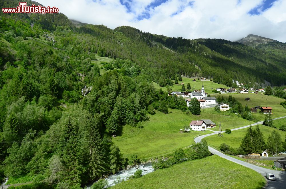Immagine Uno scorcio della valle di Pitztal (Tirolo) in una giornata estiva di sole.