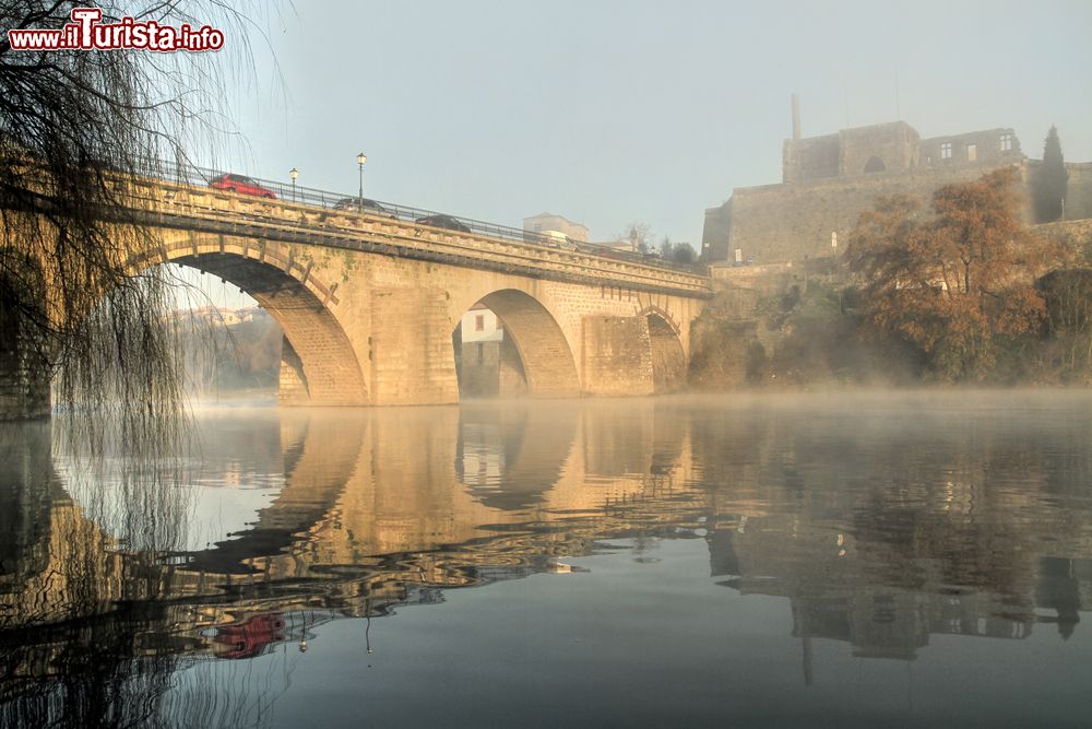 Immagine Uno scorcio della vecchia città di Barcelos riflessa nel fume (Portogallo).