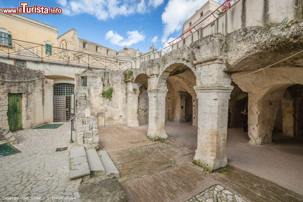 Immagine Uno scorcio della vecchia città di Matera, Basilicata. Siamo in una delle cittadine ancora abitate più antiche al mondo - © John_Silver / Shutterstock.com