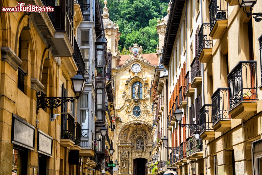 Immagine Uno scorcio della vecchia città di San Sebastian, Paesi Baschi, Spagna. E' considerata una delle più eleganti e vivaci cittadine spagnole grazie anche al suo stile architettonico art nouveau e al centro storico.
