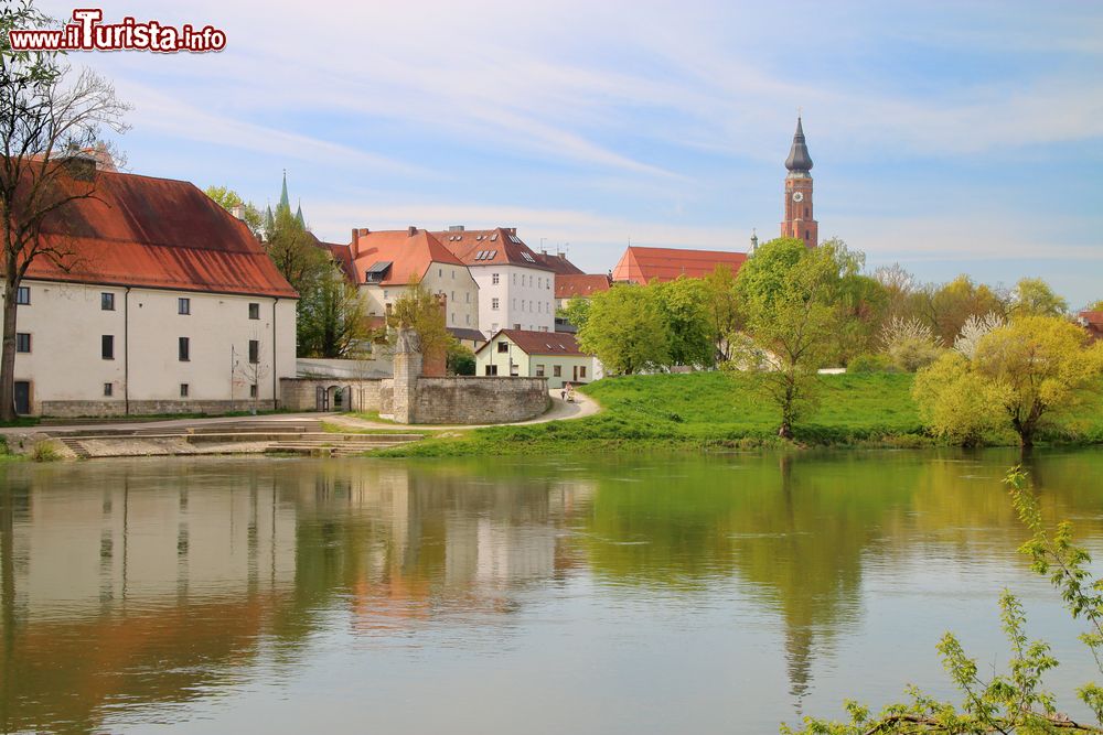 Immagine Uno scorcio della vecchia cittadina bavarese di Straubing, Germania. Attraversata dal fiume Danubio, Straubing si trova a soli 135 km da Monaco, nel cuore della Baviera.