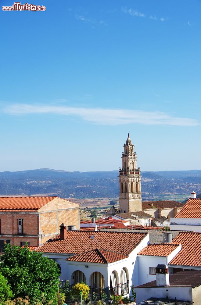 Immagine Uno scorcio della vecchia cittadina di Jerez de los Caballeros, Spagna. A metà strada fra il Portogallo e l'Estremadura, questa località ospita sul suo territorio momunenti e edifici religiosi di grande interesse.