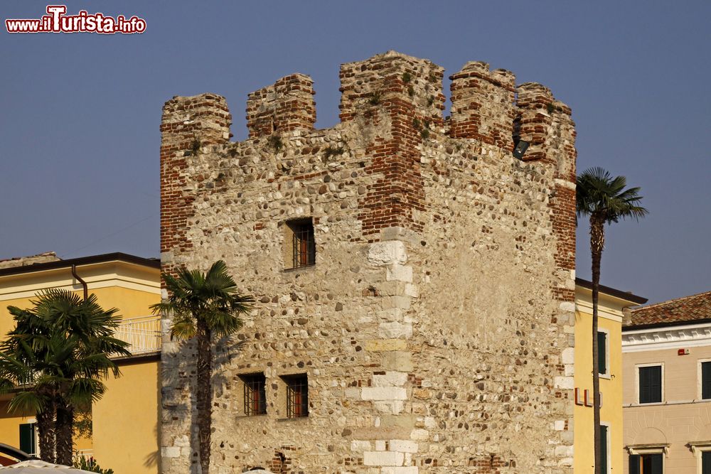 Immagine Uno scorcio della vecchia torre merlata di Bardolino, provincia di Verona.