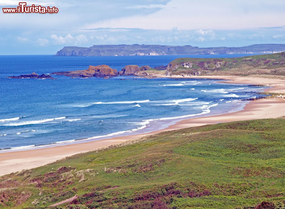 Immagine Uno scorcio della White Park Bay sulla costa della County Antrim nei pressi di Ballintoy, Irlanda del Nord.