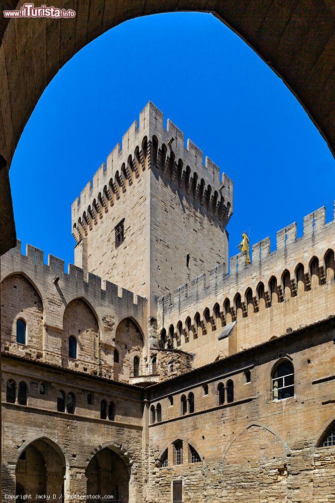 Immagine Uno scorcio dell'abbazia di Cluny, Francia, con la torre merlata. Guglielmo I° detto Il Pio diede in dono a un abate, tale Bernone, un possedimento fondiario su cui venne costruito un monastero - © Jacky D / Shutterstock.com