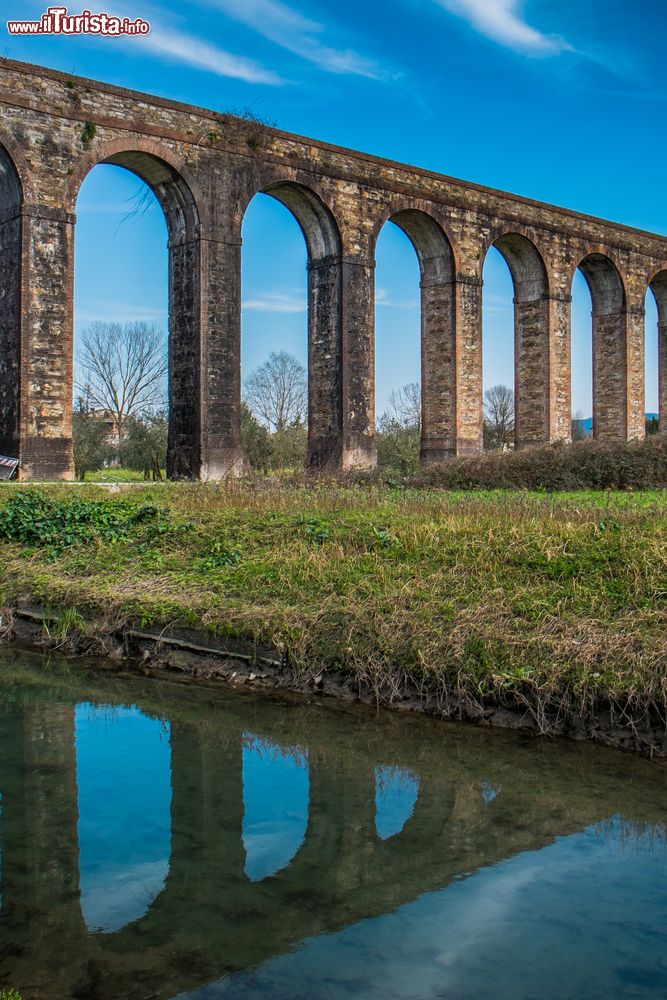 Immagine Uno scorcio dell'Acquedotto Nottolini a Lucca, Toscana. Assieme ad alcuni tempietti, l'acquedotto è visitabile attraverso diversi percorsi che si snodano lungo il Parco Fluviale del Serchio.