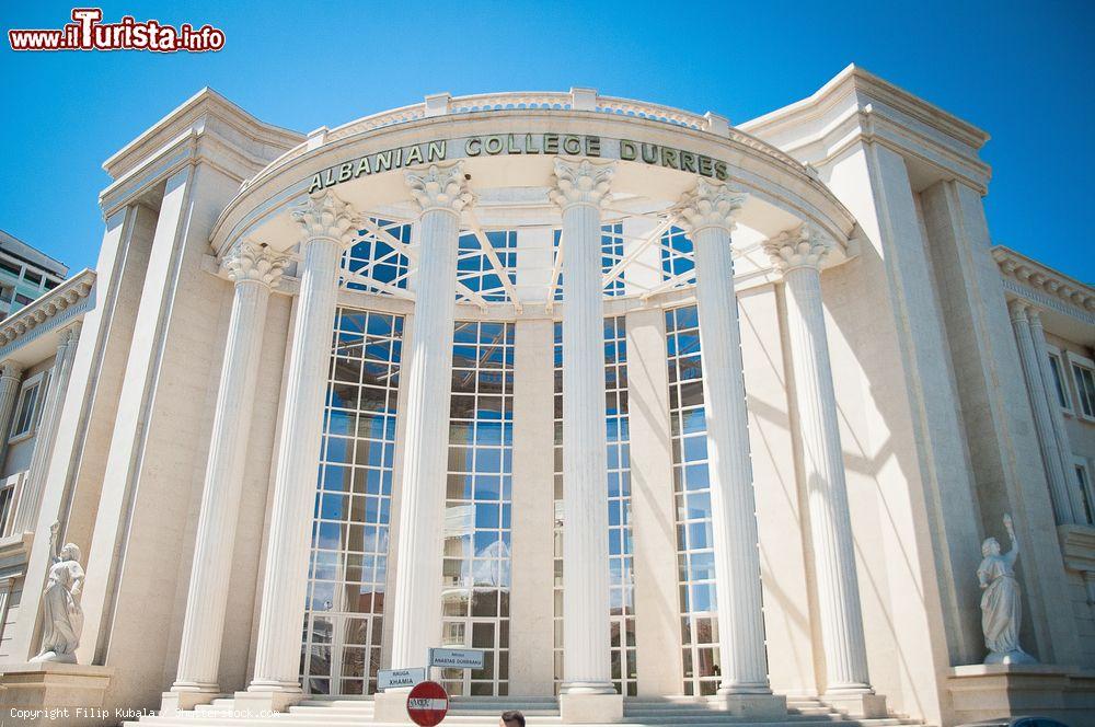 Immagine Uno scorcio dell'Albanian College di Durazzo, Albania. Aperto nel Settembre 2014, questo edificio presenta una splendida architettura - © Filip Kubala / Shutterstock.com
