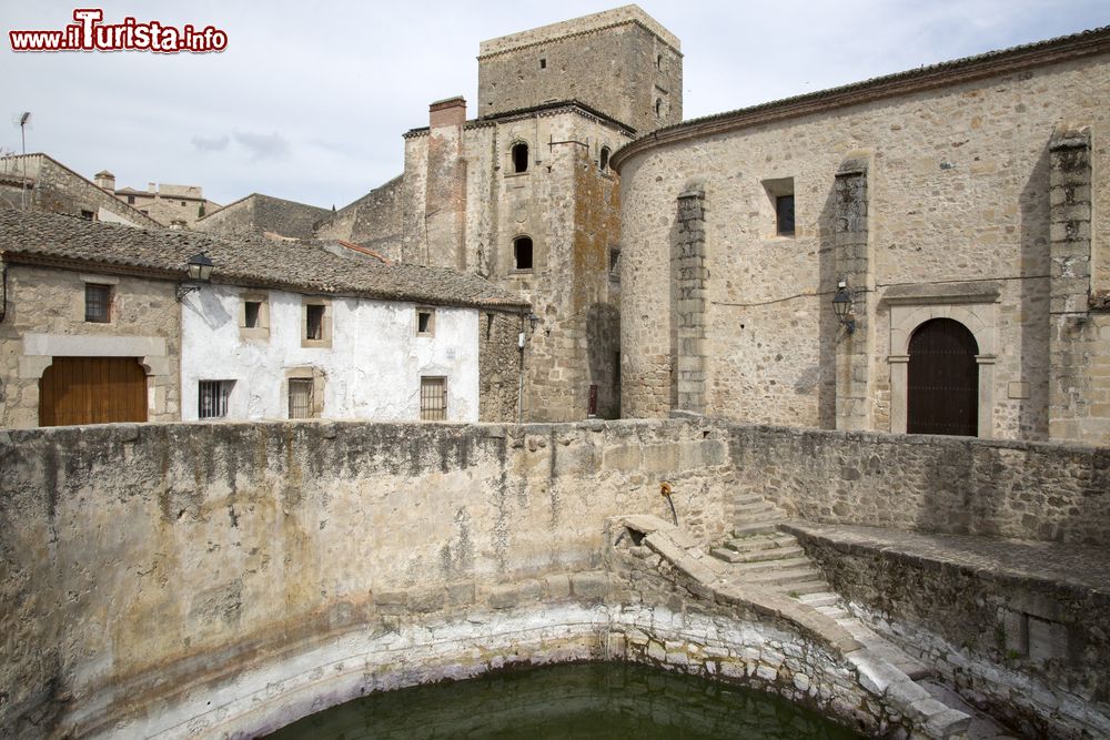Immagine Uno scorcio dell'Alberca di Trujillo, Spagna, con la chiesa sullo sfondo. Si tratta di una piscina islamica, per molti di origine romana, che servirà anche ad abbeverare il bestiame. E' scavata a 14 metri di profondità fra le rocce e rappresenta uno dei "monumenti" simbolo della città.