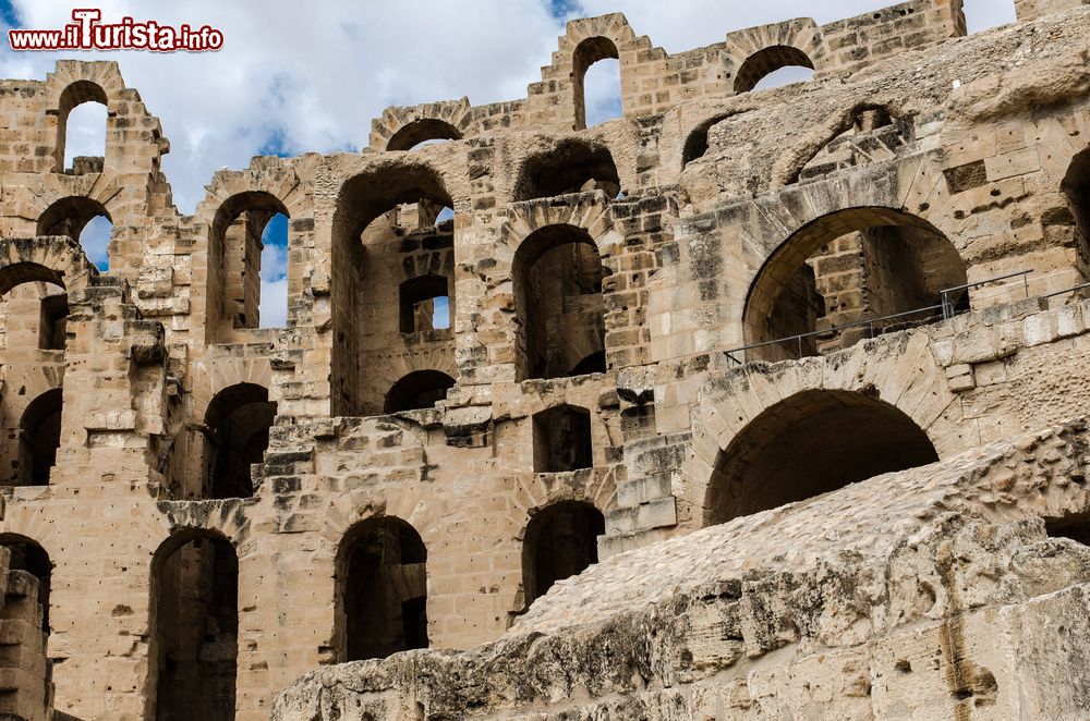 Immagine Uno scorcio dell'anfiteatro di Sfax, Tunisia. E' uno dei più visitati di tutto il paese.