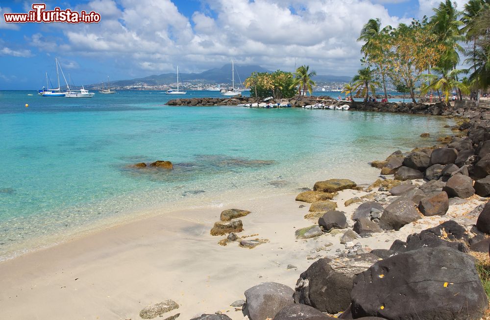 Immagine Uno scorcio dell'ansa Mitan nei pressi di Fort-de-France, isola caraibica della Martinica. Acqua limpida e cristallina, sabbia e formazioni rocciose rendono questa spiaggia una delle più frequentate della città.