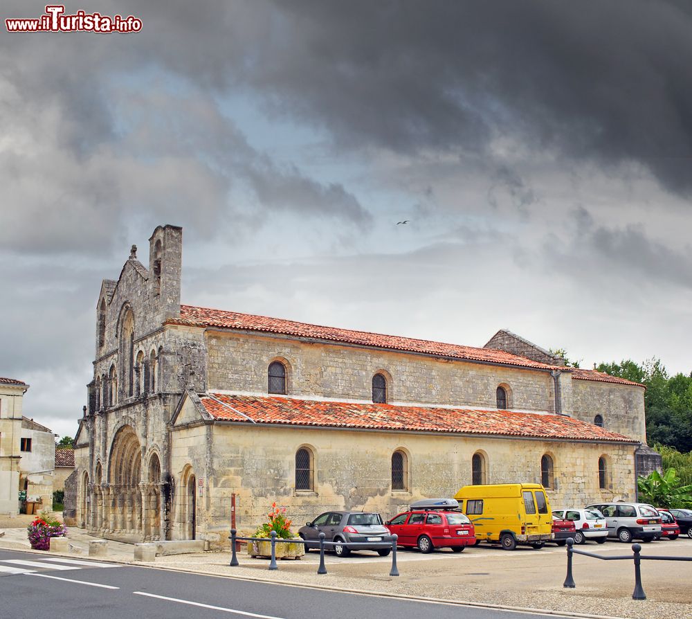 Immagine Uno scorcio dell'antica chiesa di Saint Vivien a Pons, Charente-Maritime, in una giornata con il cielo grigio.