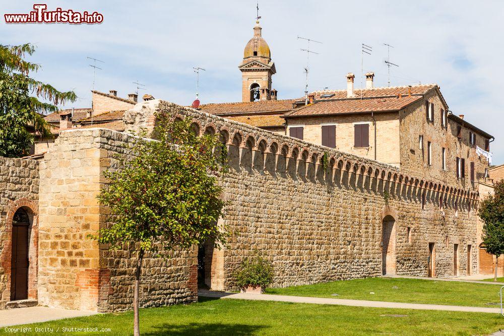 Immagine Uno scorcio dell'antica città di Buonconvento, Toscana, provincia di Siena. Il borgo medievale racchiuso dalle mura ha una pianta quadrilatera ed è perfettamente conservato - © Oscity / Shutterstock.com