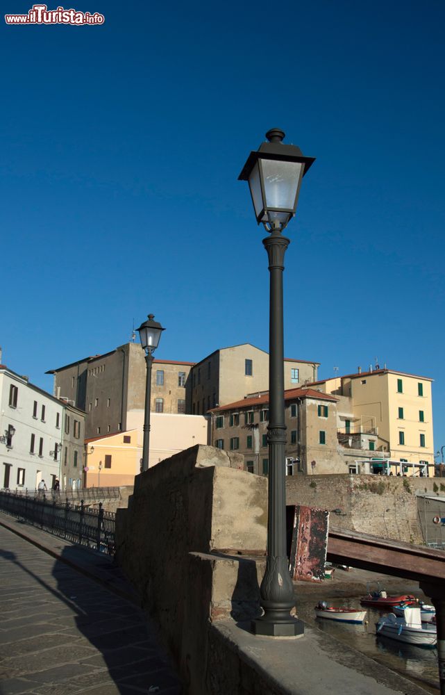 Immagine Uno scorcio dell'antica città di Piombino, Toscana. Situata in provincia di Livorno, Piombino sorge alle pendici di un promontorio omonimo affacciandosi sulla costa del Mar Tirreno.