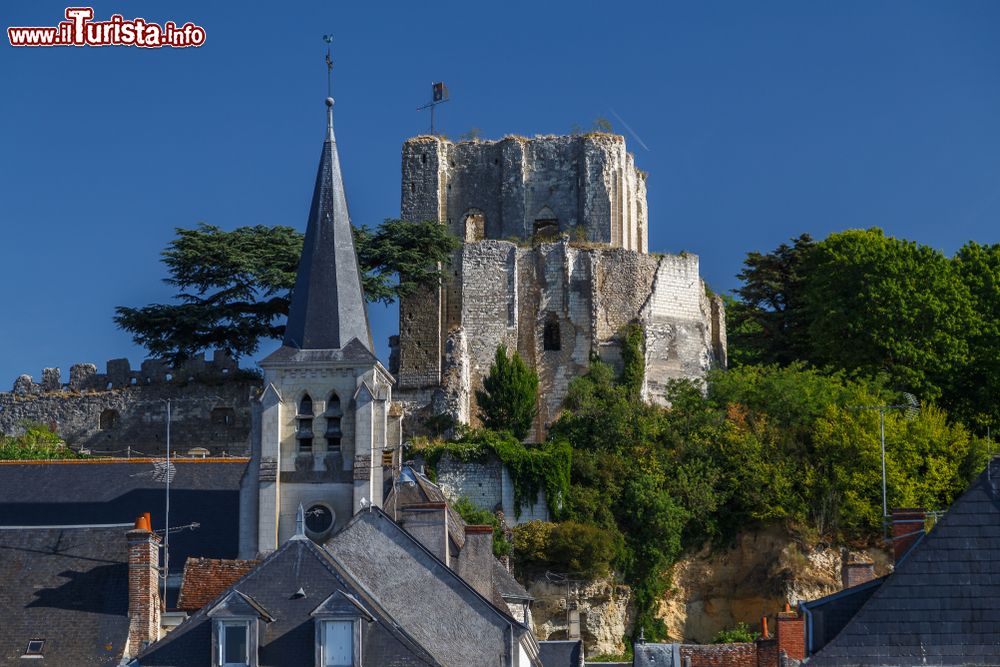 Immagine Uno scorcio dell'antico castello di Montrichard con la guglia della chiesa davanti (Francia).