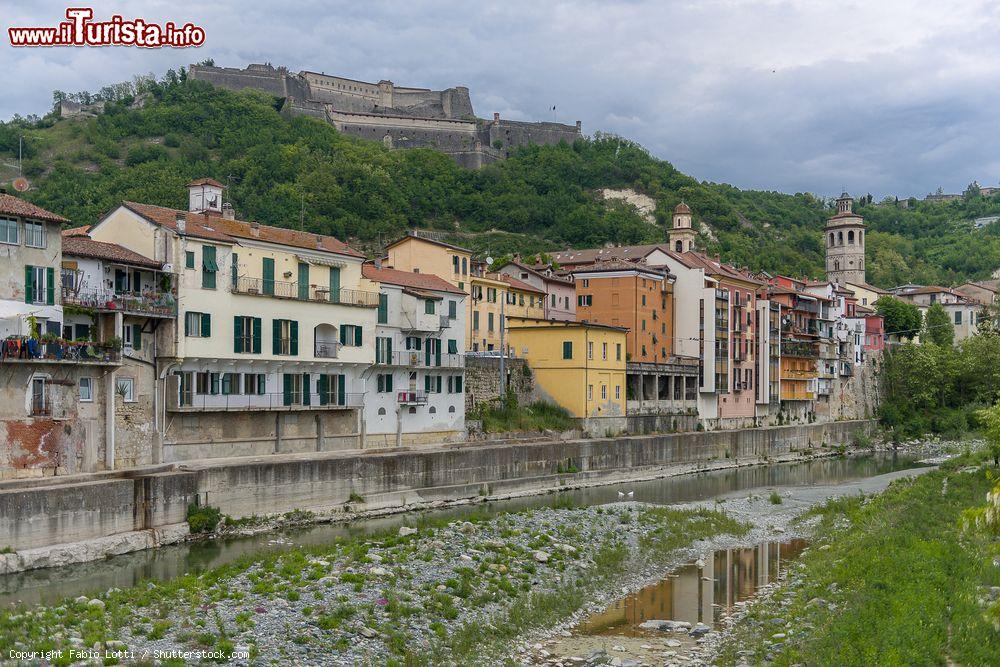 Immagine Uno scorcio dell'antico villaggio di Gavi e il suo castello in Piemonte - © Fabio Lotti / Shutterstock.com