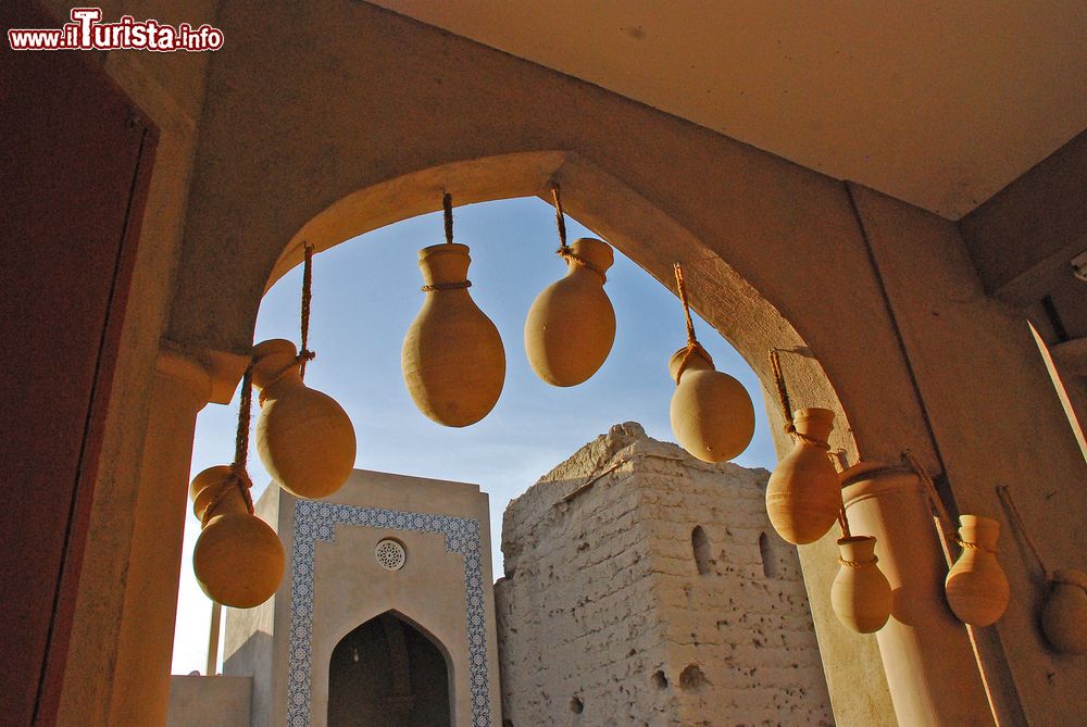 Immagine Uno scorcio dell'antico villaggio di Nizwa, Oman. Oggi è una rinomata località turistica situata nella parte centro-settentrionale del paese e distante circa 2 ore dalla capitale Muscat. E' una vera perla incastonata fra le montagne dell'Hajar.