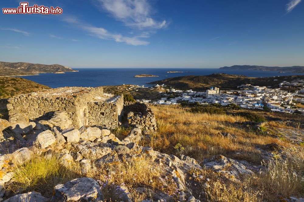 Immagine Uno scorcio dell'antico villaggio sull'isola di Kimolos, Cicladi, Grecia. Sullo sfondo, Milos, isola greca di origine vulcanica.