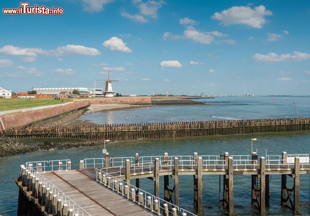 Immagine Uno scorcio dell'area portuale di Vlissingen, Olanda, con il mulino a vento sullo sfondo.