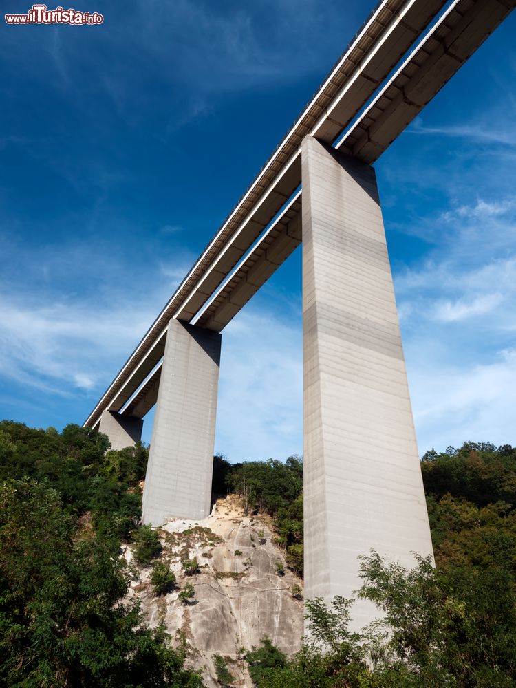Immagine Uno scorcio dell'autostrada dal basso nei pressi di Pontremoli, Lunigiana (Toscana).