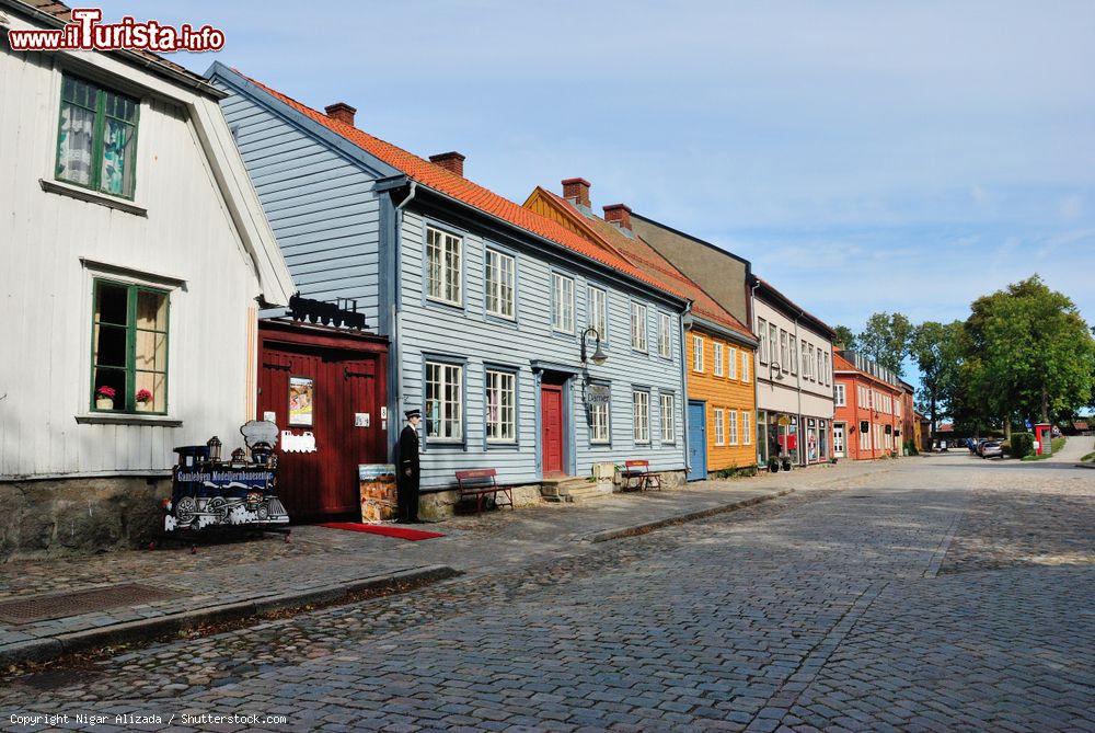 Immagine Uno scorcio delle antiche case del centro storico di Fredrikstad, Norvegia. Le costruzioni in legno a graticcio, le porte monumentali, i fossati e il ponte levatoio rendono unica questa cittadina norvegese: passeggiare nel vecchio centro riporta indietro nel tempo sino al Medioevo - © Nigar Alizada / Shutterstock.com
