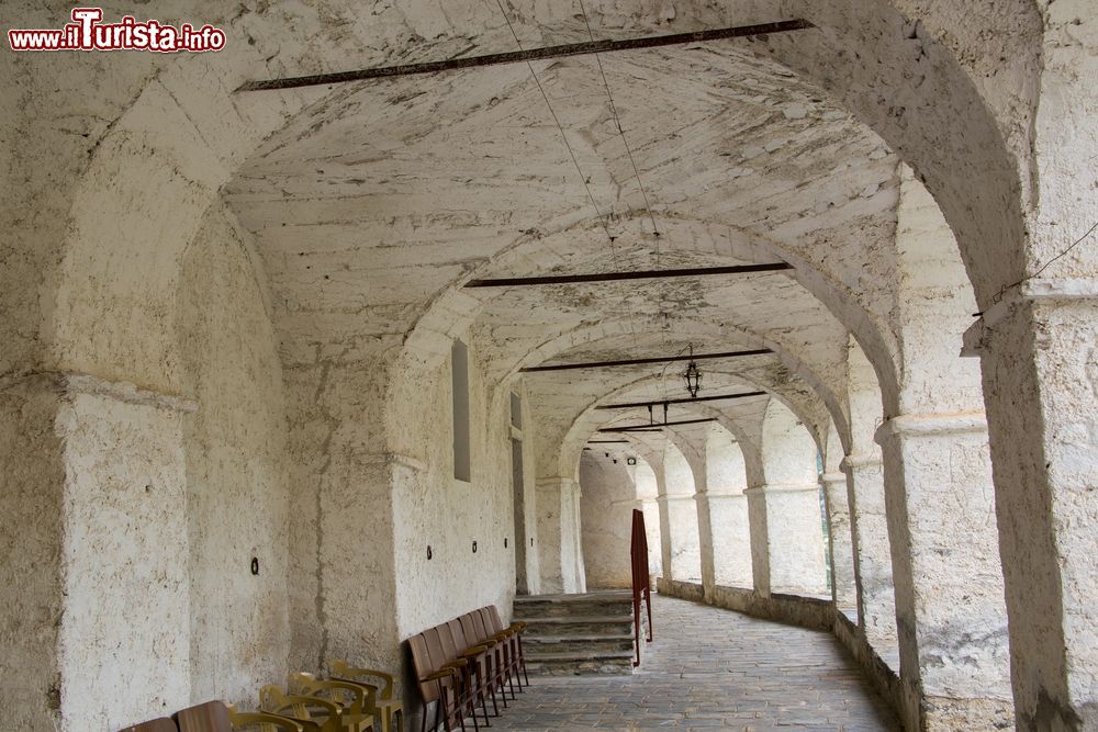 Immagine Uno scorcio delle arcate del santuario di San Magno a Castelmagno, Piemonte.