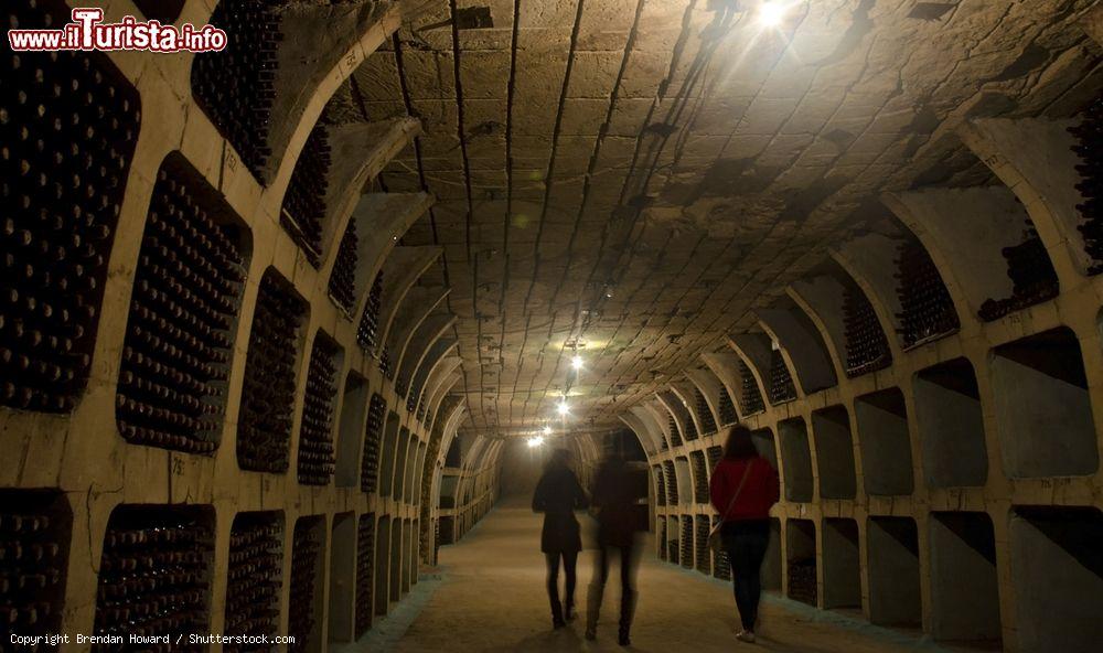 Immagine Uno scorcio delle cantine della vineria di Milestii Mici, Moldavia. Scavate in origine per l'estrazione di pietra, utilizzata per la costruzione della capitale, queste gallerie sono state riconvertite in cantine nel 1960 - © Brendan Howard / Shutterstock.com