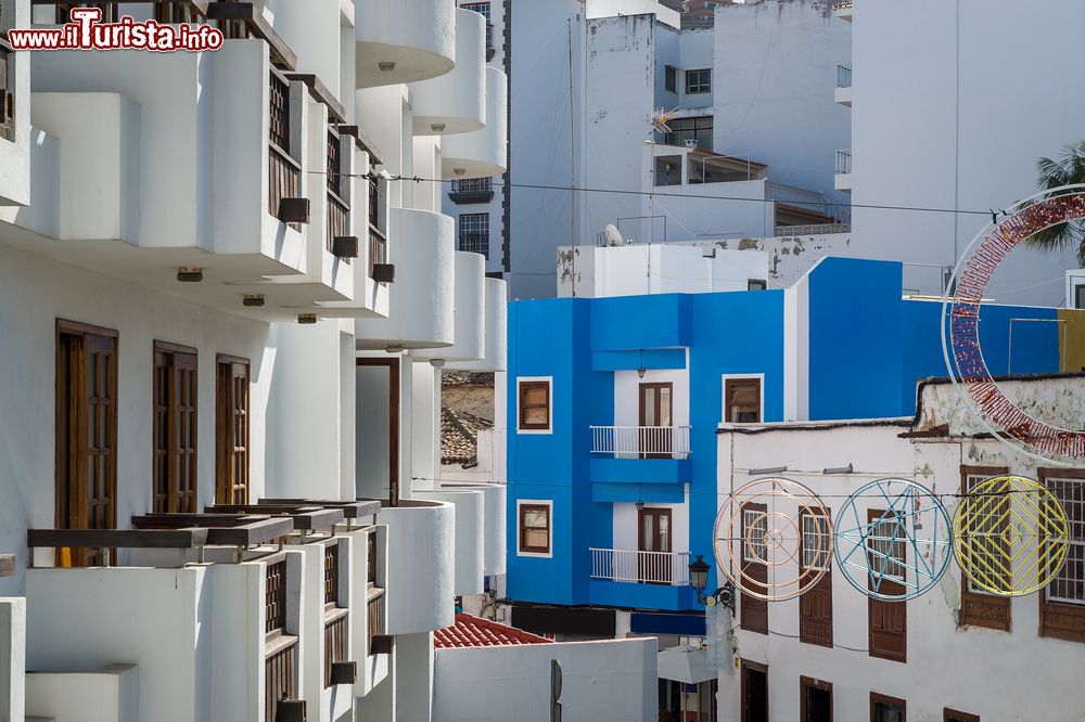 Immagine Uno scorcio delle case e dei balconi nella vecchia città di Icod de los Vinos, Tenerife (Spagna).