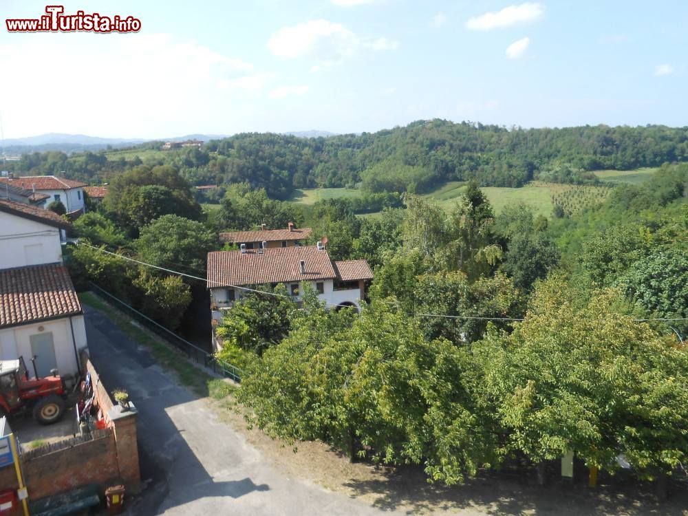 Immagine Uno scorcio delle case e delle campagne intorno a Soglio in Piemonte