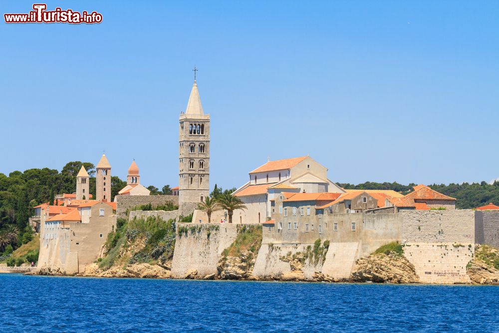 Immagine Uno scorcio delle fortificazioni dell'isola di Rab, Croazia. Con la sua varietà di paesaggi e le splendide spiagge sabbiose, Rab è la meta ideale per chi ama le vacanze nella natura e in famiglia.