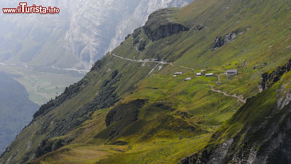 Immagine Uno scorcio delle montagne che circondano Hasliberg, Svizzera. Questa località si trova nel distretto amministrativo di Interlaken-Oberhasli nel cantone di Berna.