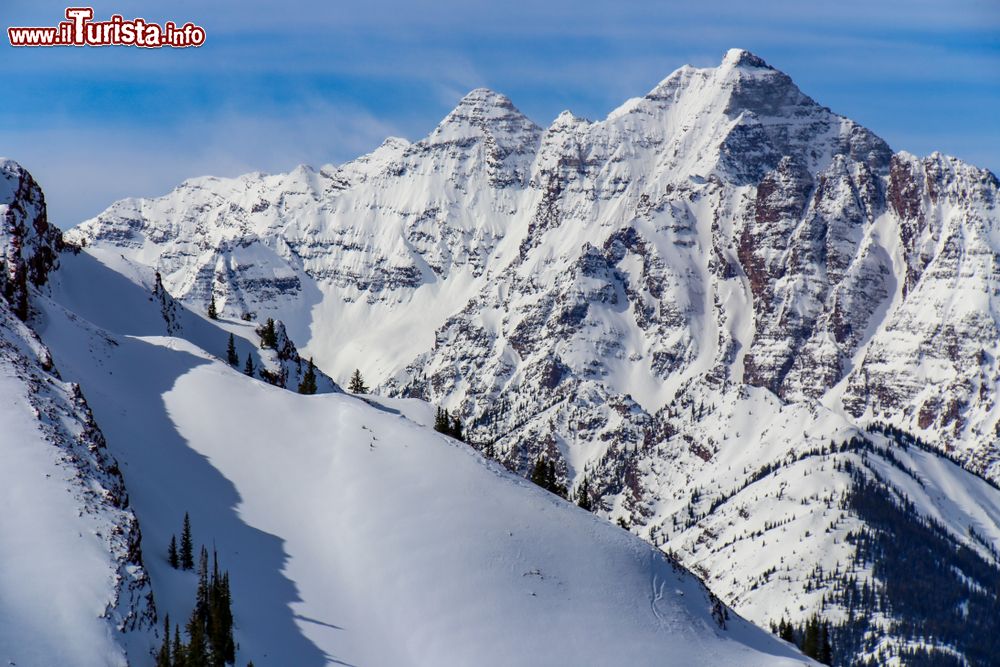 Immagine Uno scorcio delle Montagne Rocciose a Aspen, Colorado, in inverno. Il comprensorio sciistico di Aspen è costituito da 4 stazioni collegate fra loro da un servizio di navetta gratuito.