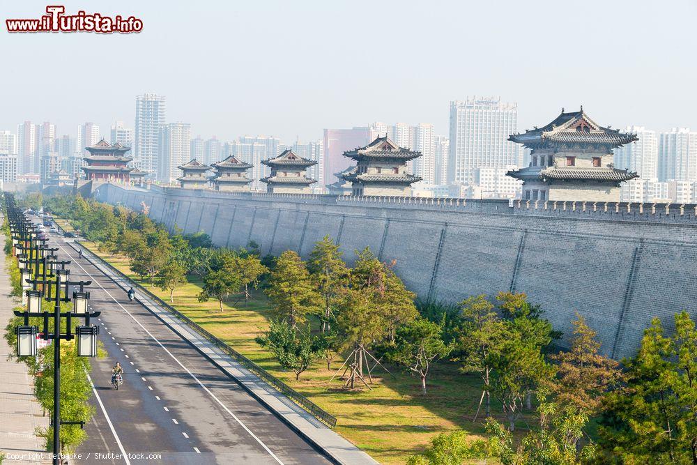 Immagine Uno scorcio delle mura di Datong, Shanxi, Cina. E' stata la prima capitale storica della dinastia Wei  - © beibaoke / Shutterstock.com