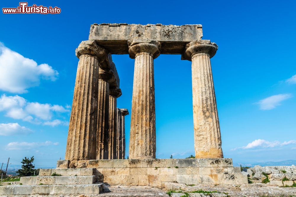 Immagine Uno scorcio delle rovine del Tempio di Apollo nella vecchia Corinto, Grecia, con le colonne e i capitelli in stile corinzio.