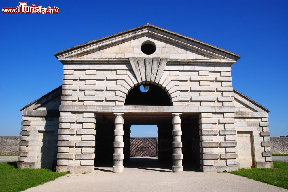 Immagine Uno scorcio delle Saline Reali a Arc-et-Senans, dipartimento del Doubs (Francia). Patrimonio dell'Umanità dal 1982, le saline sono una costruzione architettonica del periodo illuminista.