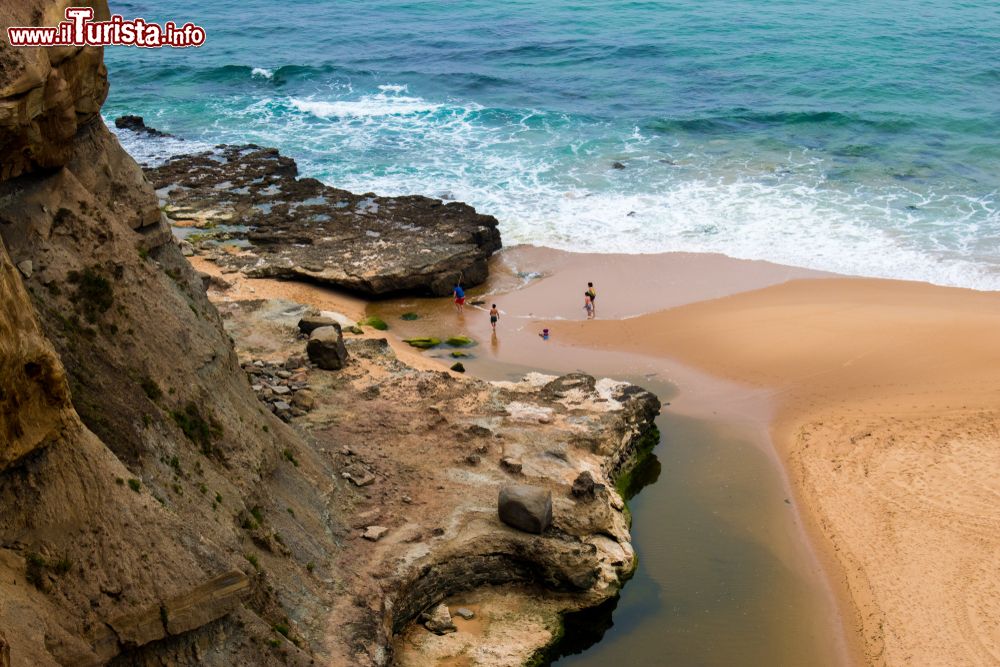Immagine Uno scorcio delle scogliere di Foz do Sizandro Beach nei pressi di Mafra, Portogallo.