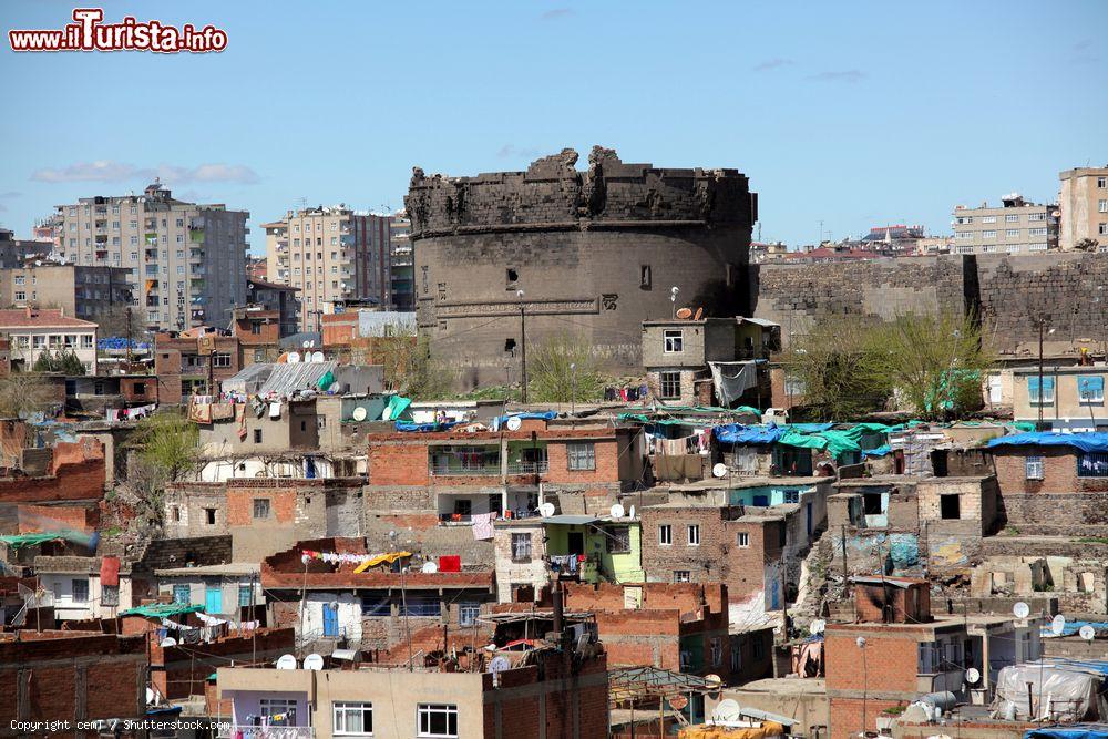 Immagine Uno scorcio delle storiche mura cittadine di Diyarbakir (Turchia) prima degli scontri fra le forze di sicurezza turca e il Pkk - © cemT / Shutterstock.com