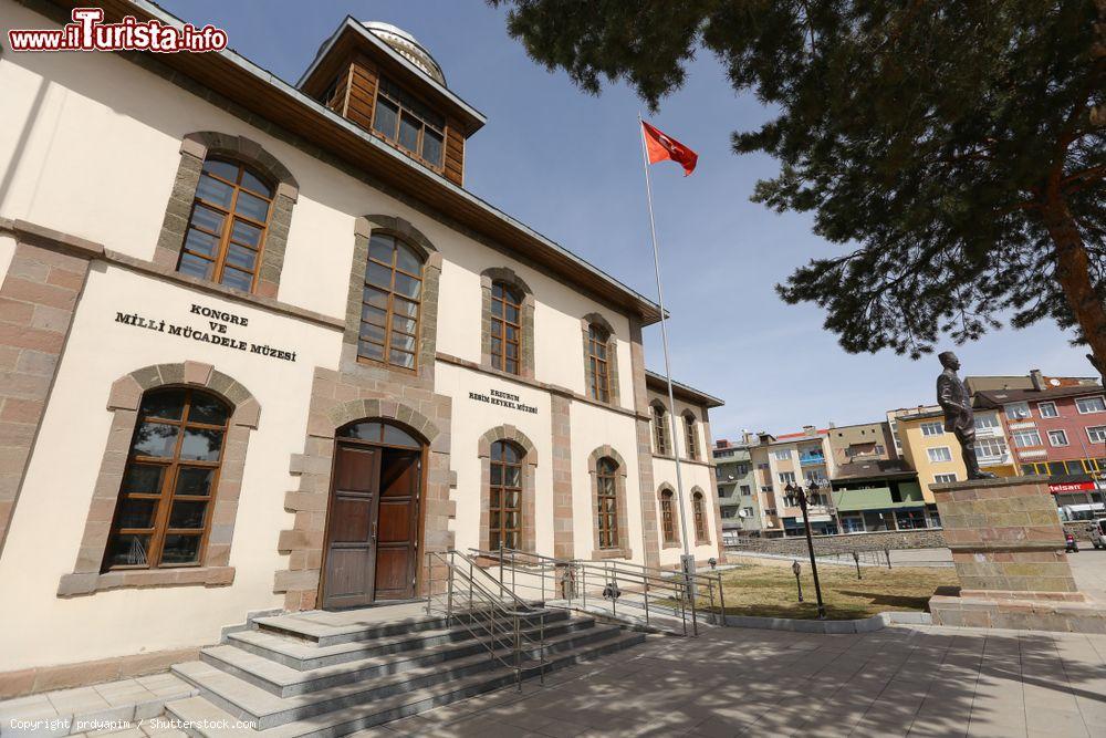 Immagine Uno scorcio dell'edificio di Erzurum che accoglie il Palazzo del Governo, Turchia - © prdyapim / Shutterstock.com