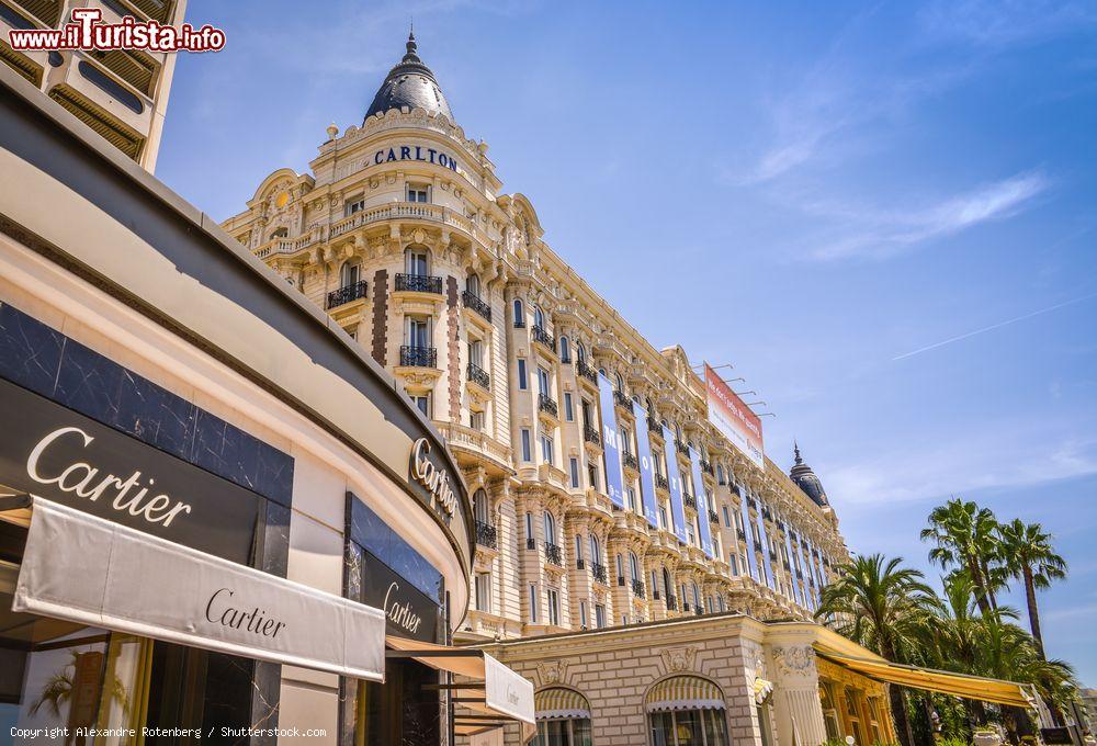 Immagine Uno scorcio dell'hotel InterContinetal Carlton di Cannes e dell'oreficeria Cartier sulla Croisette, Cannes - © Alexandre Rotenberg / Shutterstock.com